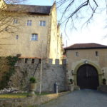 Schloss Mainberg in Schweinfurt im Höllental auf Wanderung für Singles gemeinsam unterwegs mit Rucksack und Wanderschuhen in Bayern Unterfranken Outdoor