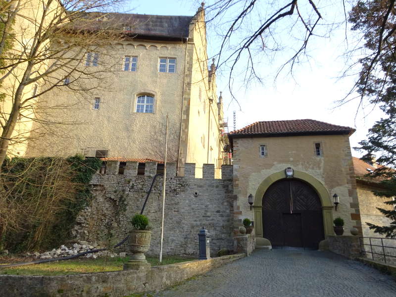 Schloss Mainberg in Schweinfurt im Höllental auf Wanderung für Singles gemeinsam unterwegs mit Rucksack und Wanderschuhen in Bayern Unterfranken Outdoor