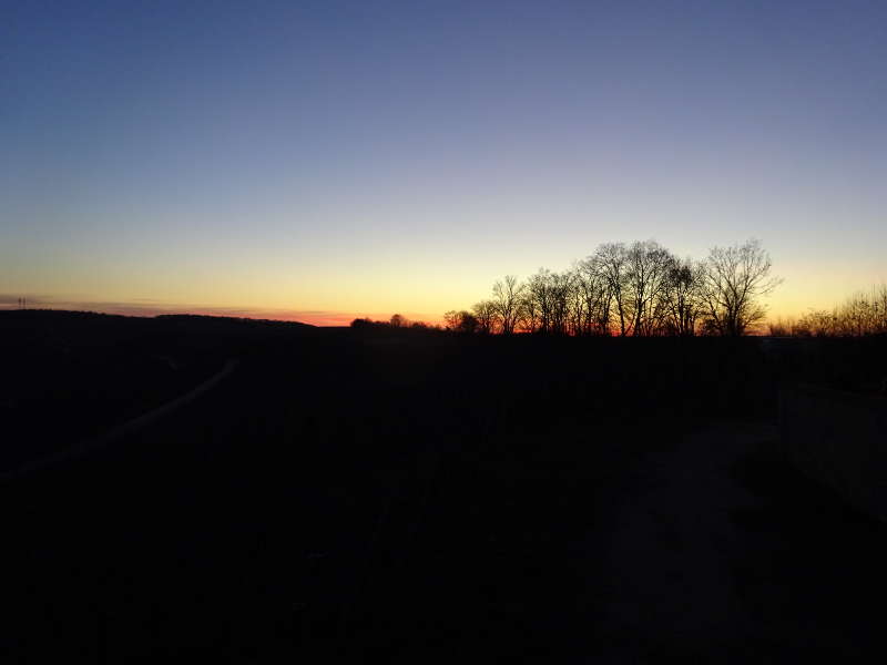 Sonnenuntergang an Weininsel nahe Hallburg Volkacher Mainschleife Unterfranken Singlewanderung Vollmond