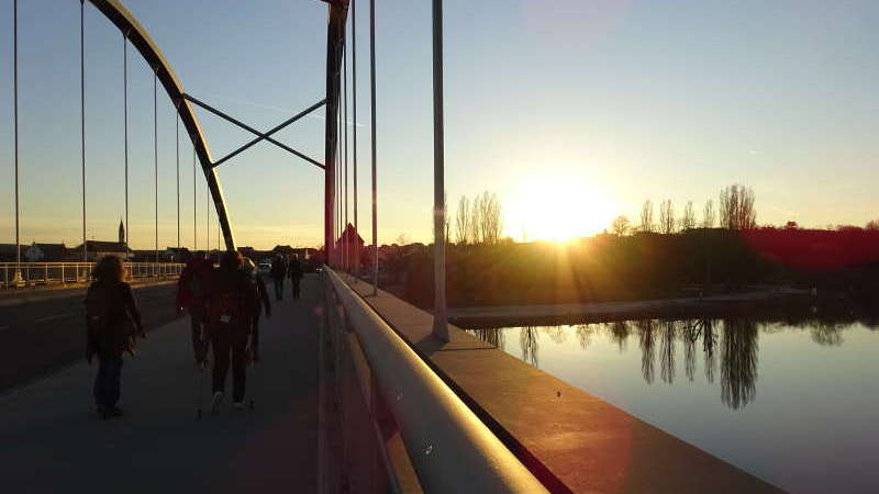 Volkacher Mainbrücke Singlewanderung bei Vollmond mit Sonnenuntergang Unterfranken Bayern Outdoor Aktivität Abendessen Event