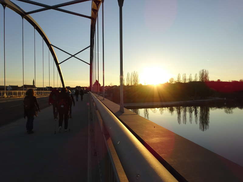 Wanderung über Main Brücke in Volkach Unterfranken Outdoor Aktivität Bayern Singles