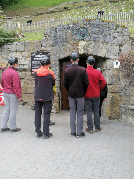 Singles 50Plus besuchen Goetz Höhle in Thüringen